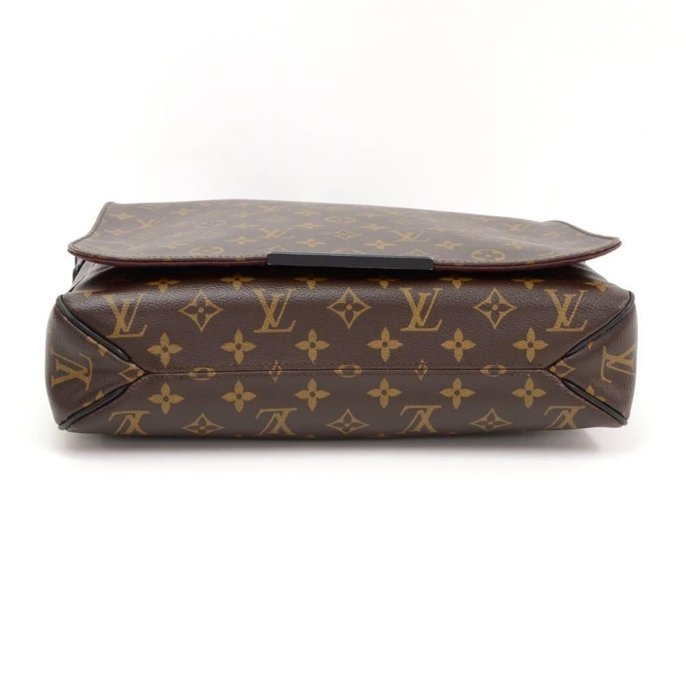 Women's Louis Vuitton District MM Monogram Macassar Canvas Large Messenger Bag