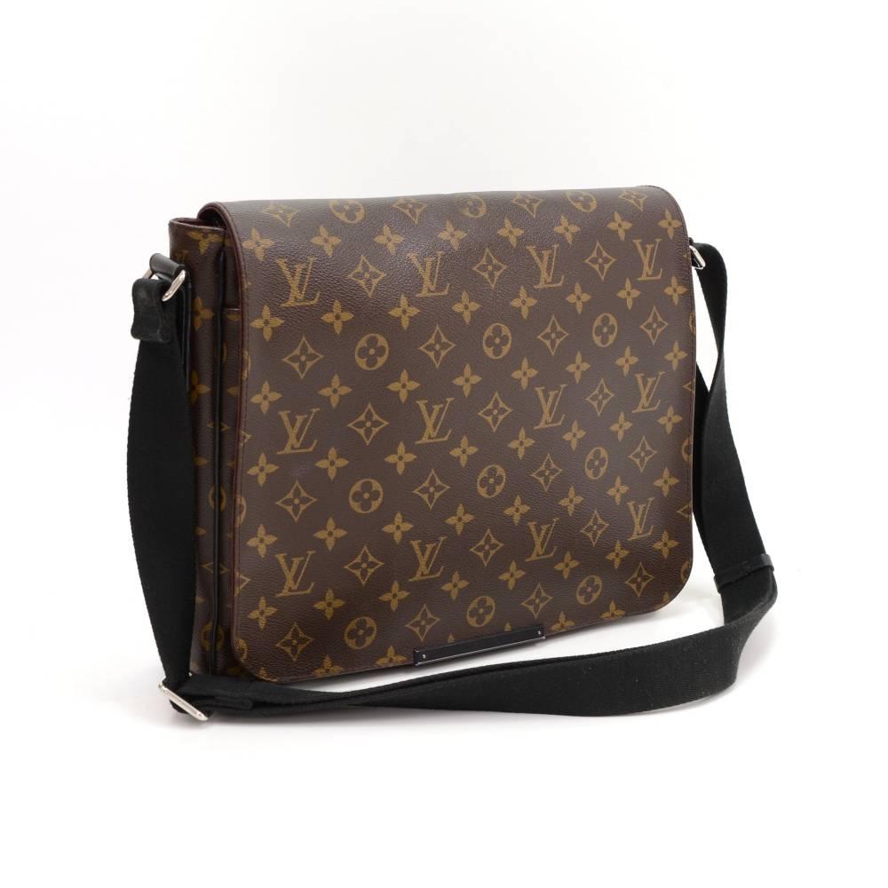 Louis Vuitton District MM messenger bag in monogram macassar canvas. Outside, it has 1 larger zipper pocket in the back. Top secured with flap. Underbeneath it, it has 1 exterior open pocket. Inside has 1 larger, 4 small open pockets and 2 pen