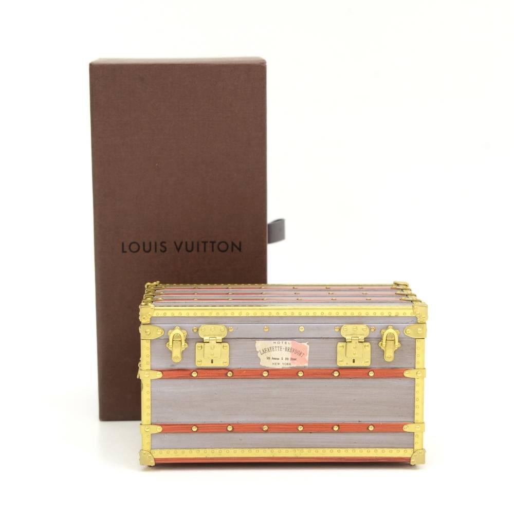 Louis Vuitton mini malle trunk motif Louis vuitton gives to its VIP customers a gift on the collection ceremony. Very rare collectors items. The lid opens and inside is space to keep small items or jewelry. Would make a wonderful gift. 

Size: 4.3