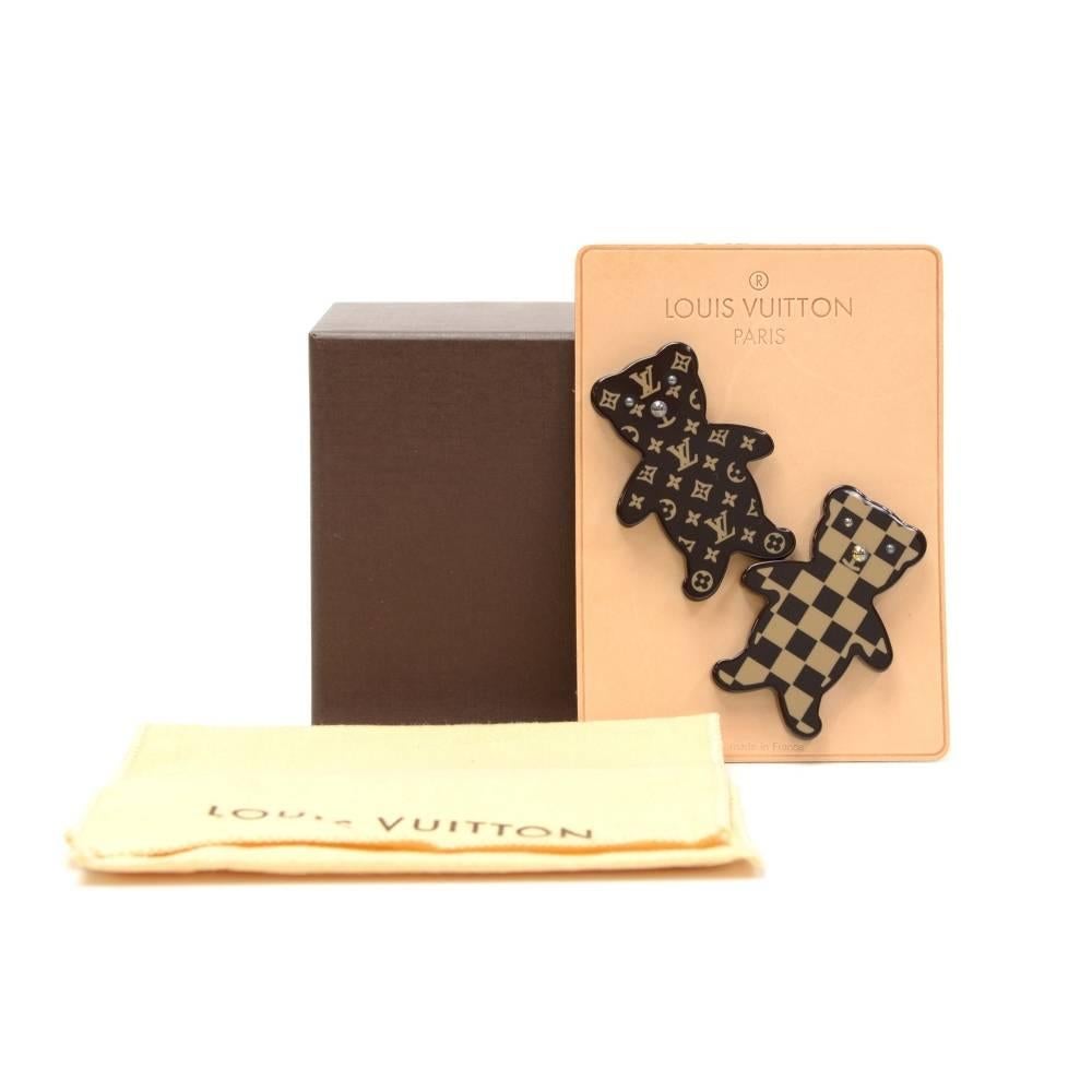 Louis Vuitton brown monogram + damier bear Brooch. It has a pin with secure closure. It can be attached to your Jacket or secure your scarf or used as accessory. Very cute item!

Made in: France
Serial Number: F L 0 0 1 5
Size: 2.6 x 1.8 x 0
