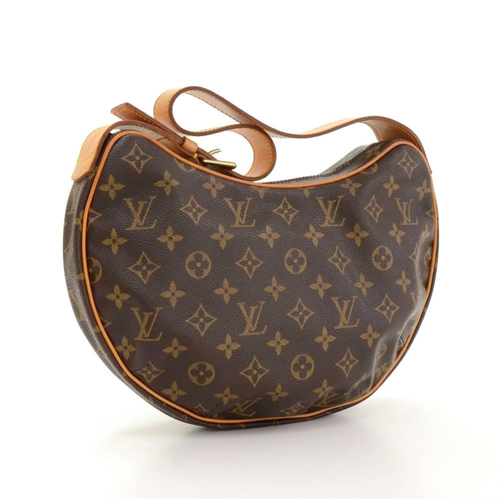 Louis Vuitton Croissant MM in monogram canvas. Top is secured with a zipper. Inside has red alkantra lining and 2 open pockets. Can be carried on shoulder or in hand with adjustable strap.

Made in: France
Serial Number: F L 0 0 2 2
Size: 13 x