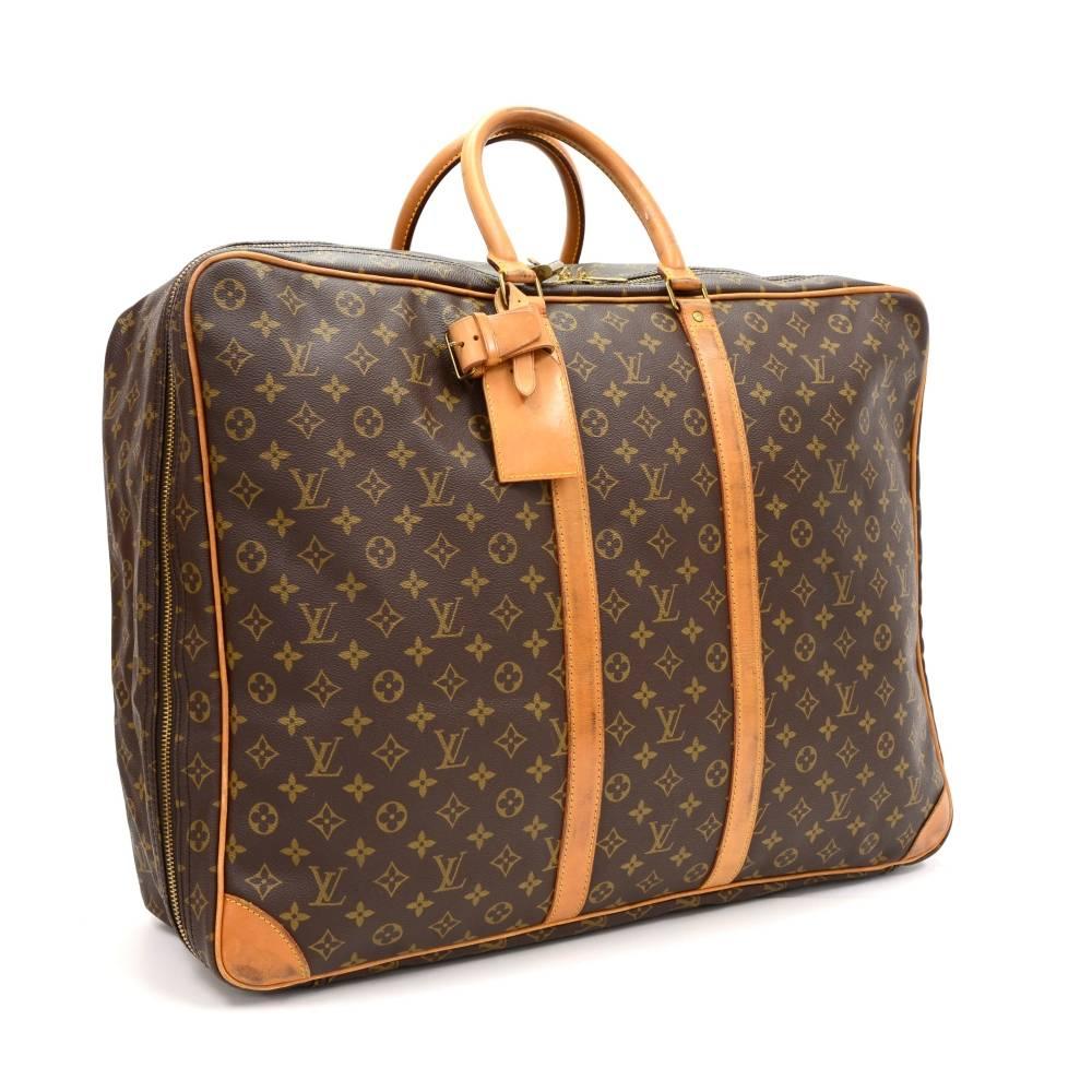 Louis Vuitton Sirius 60 travel bag in monogram canvas. Inside is washable lining and has 1 large open slip in pocket and 1 rubber band to store clothing or documents in place. Perfect size to carry all your precious traveling goods.  It comes with