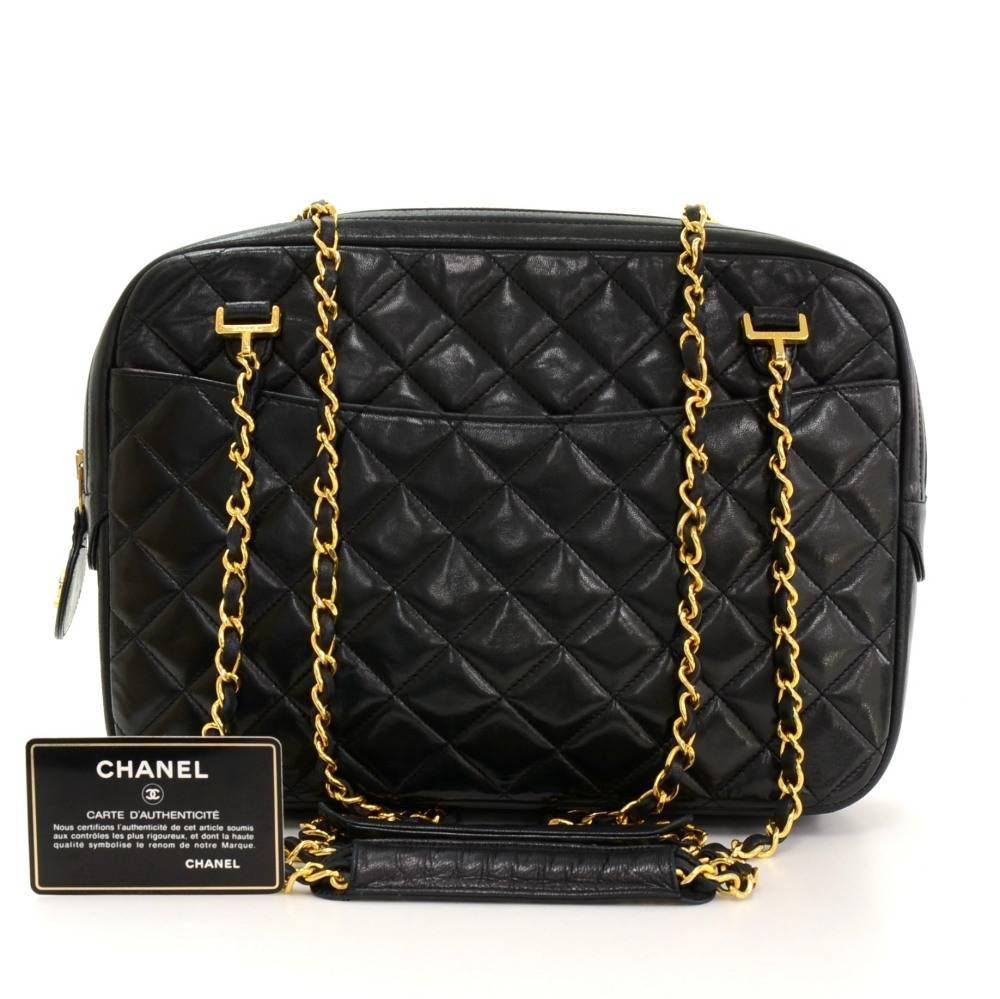Chanel tote in black lambskin leather. It has 1 open pocket on each side. Main access secured with zippers. Inside has Chanel red leather lining and 1 zipper and 2 open pockets. Comfortably carried on shoulder and offers great capacity.

Made in: