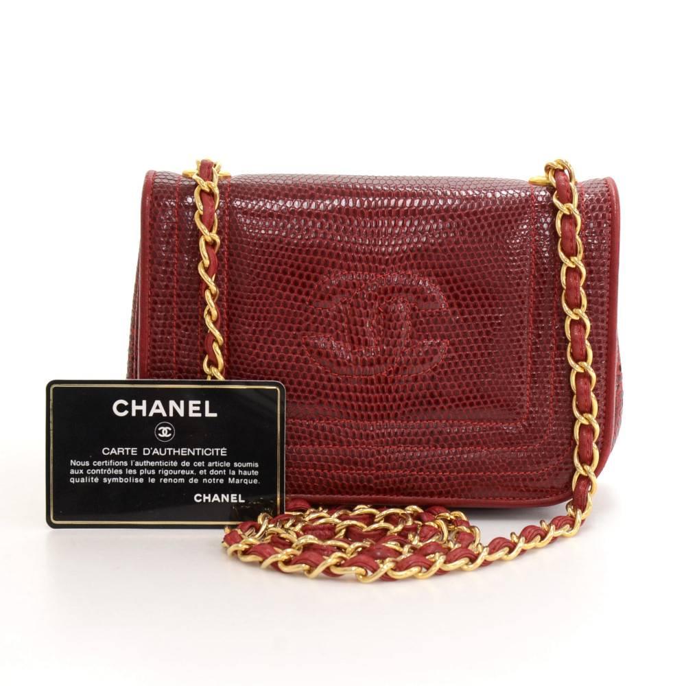 Chanel quilted bag in red lizard leather. Main access is closed with flap and magnetic closure. Inside has red leather lining and one pocket with zipper. This is a gorgeous bag and would make a great statement.Great find! 

Made in: Italy
Serial