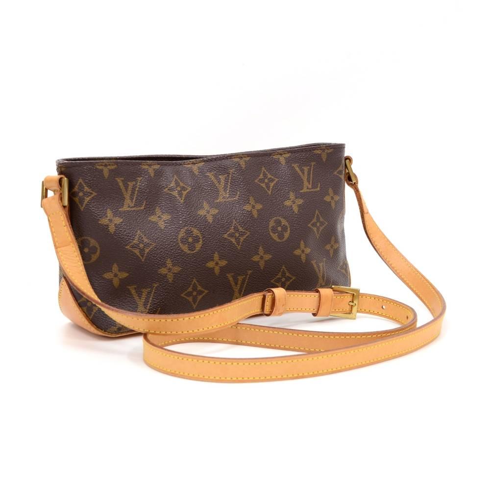 Louis Vuitton Trotteur shoulder bag in monogram canvas. Main access secured with zipper. Inside has 1 zipper pocket. It can be carried on shoulder or across the body with adjustable strap.

Made in: France
Serial Number: A R 0 0 5 1
Size: 9.8 x