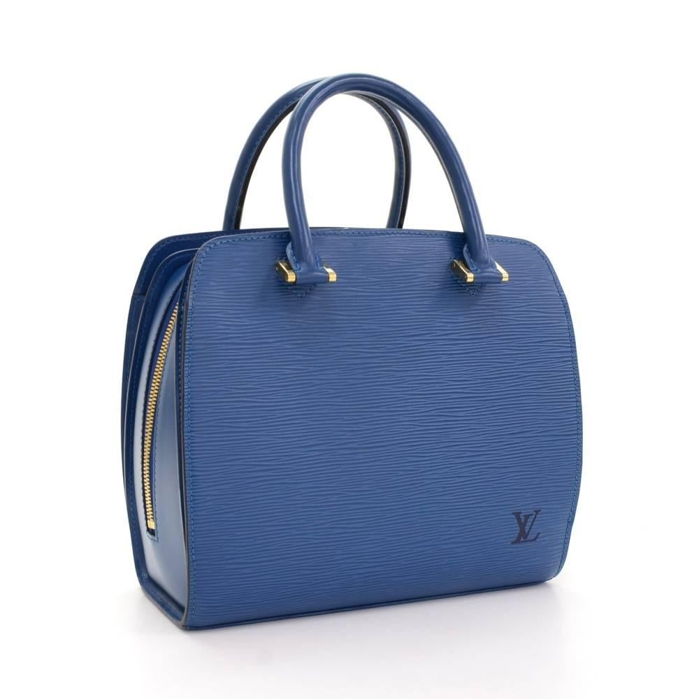 Louis Vuitton Blue Pont Neuf bag in Epi leather. It offers lightweight elegance in a compact format with three compartments and zip closure for main compartment. Inside is lined with blue alkantra. Inside has one open pocket and another one with a