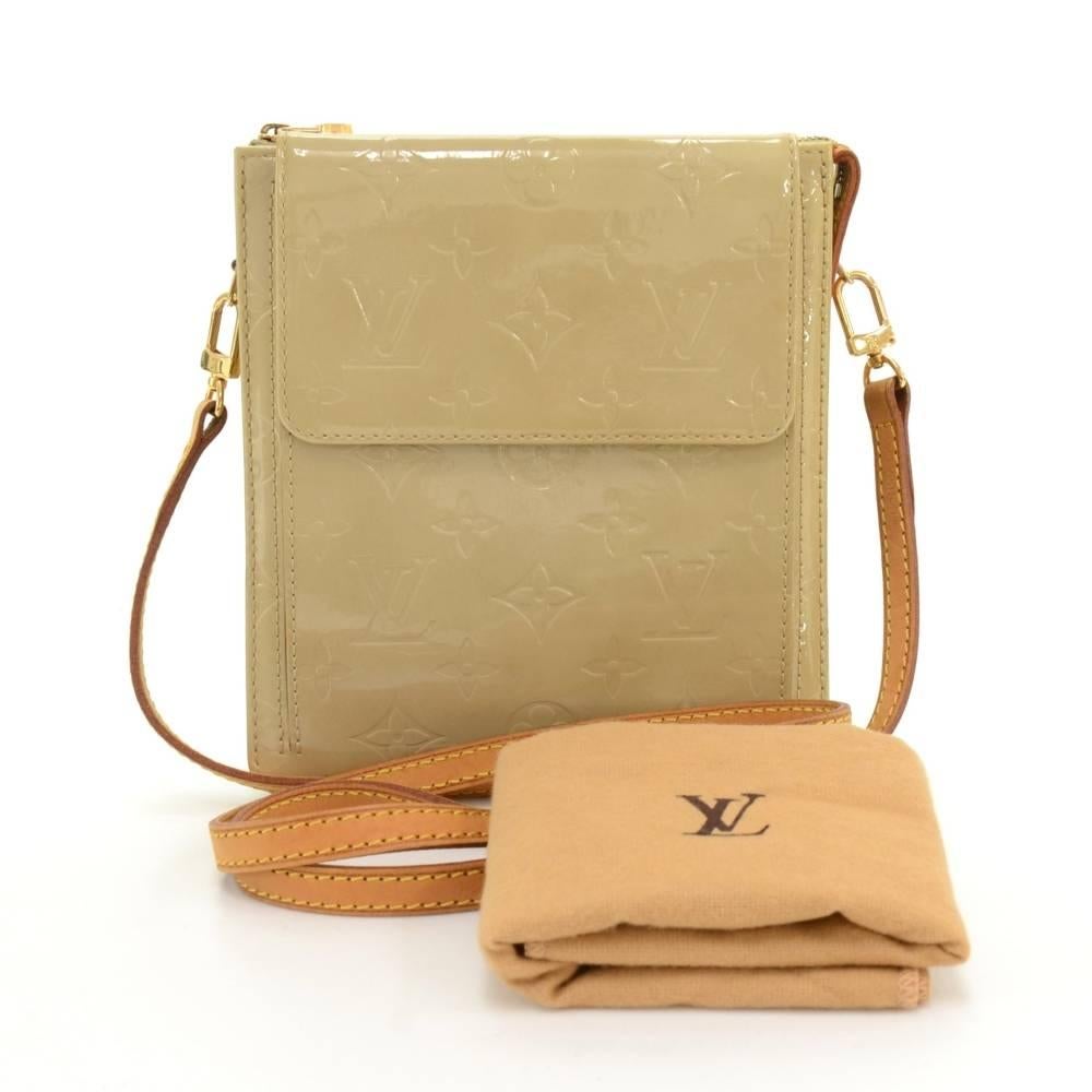 Louis Vuitton Mott in Vernis leather with zipper closure. It has 1 flap pocket on the front with stud closure. Long discontinued model hard to find. 

Made in: France
Serial Number: T H 0 0 5 2
Size: 6.5 x 7.1 x 2.2 inches or 16.5 x 18 x 5.5