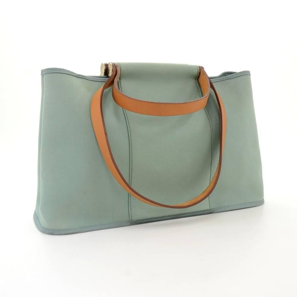 Hermes Cabag tote handbag in light blue canvas. Open access. Inside has two small open pockets on the sides. Handheld or carried on shoulder with great capacity. Simply stunning!

Made in: France
Serial Number: M (2009 years)
Size: 15.7 x 9.4 x