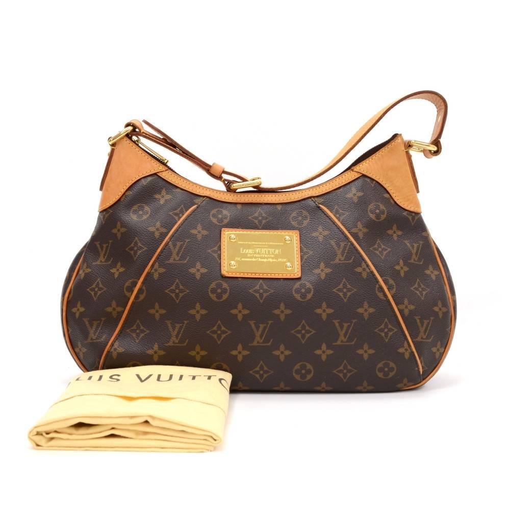 Louis Vuitton Thames PM shoulder bag in monogram Canvas. It has zipper closure. Inside is in brown canvas lining with 1 open and 1 pocket for mobile or glass. Comforably carried in hand or on shoulder with adjustable strap.

Made in:
