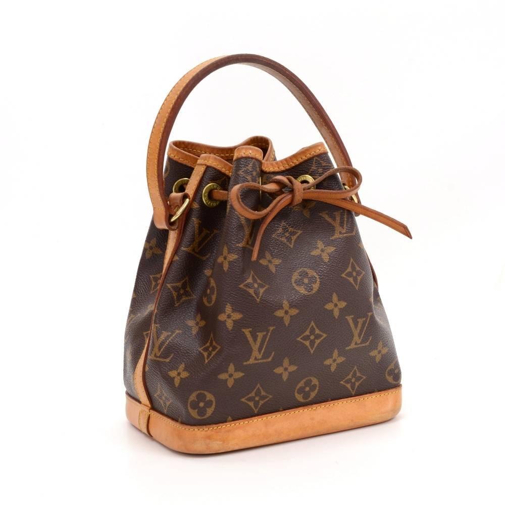 Louis Vuitton MINI NOE a smaller-scale interpretation of the famous champagne bag created in 1932, Mini Noé is styled in monogram canvas. Leather strap closure. It is carried on hand.  

Made in: France
Serial Number: A R 0 0 3 4
Size: 7.1 x