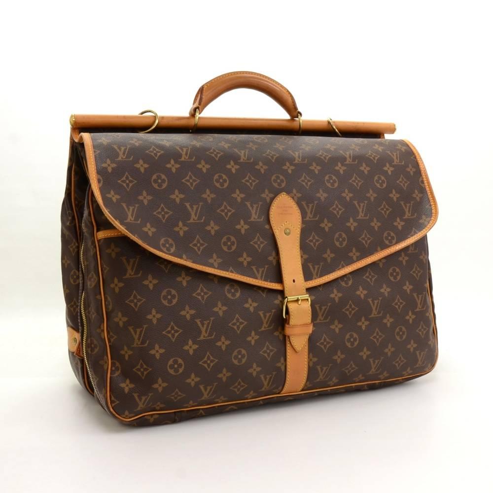 Louis Vuitton Sac Chasse The Hunting travel bag in monogram canvas. This gorgeous rare travel bag comes with round leather handle. It is spacious and comes with many compartments (exterior and interior) and pockets. It is a great companion wherever