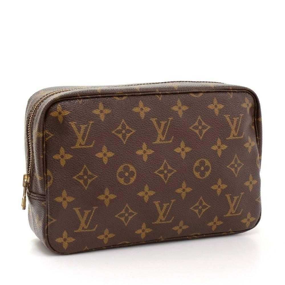Louis Vuitton Trousse Toilette 23 cosmetic pouch in monogram canvas. Top access is secured with zipper. Inside has washable lining, 1 open pocket and 3 rubber bands to hold bottles. Very practical item to have!

Made in: France
Serial Number: 8 8