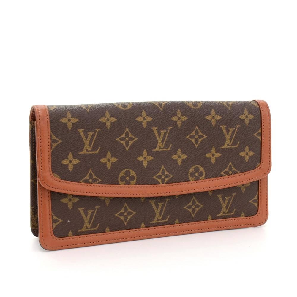 Louis Vuitton Clutch bag in Monogram canvas. It features thick leather trim, flap with stud closure. Inside has one zipper pocket and one open pocket. 

Made in: France
Serial Number: 863 TH
Size: 10.2 x 5.5 x 1.8 inches or 26 x 14 x 4.5