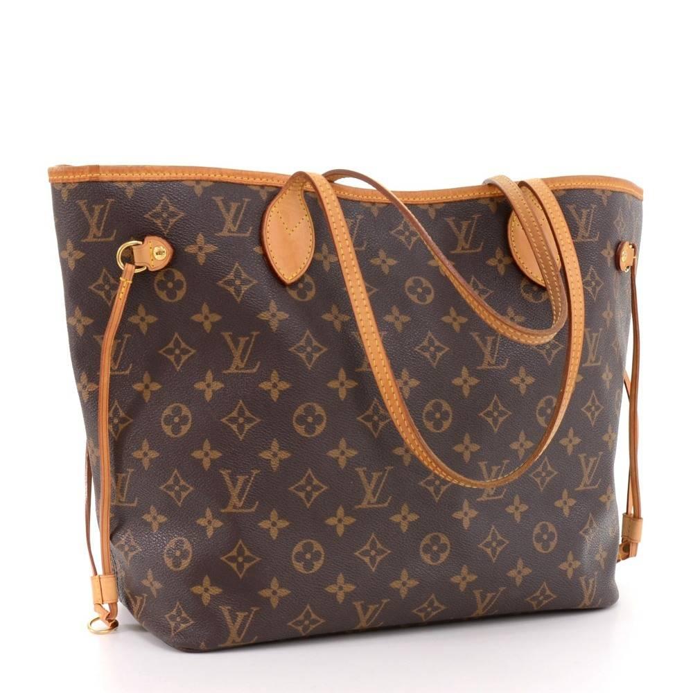 Louis Vuitton Neverfull MM tote bag in monogram canvas. Inside has 1 zipper pocket. Comes with D ring inside to attach small pouches or keys.

Made in: France
Serial Number: AR1097
Size: 12.6 x 11.4 x 6.5 inches or 32 x 29 x 16.5 cm
Shoulder