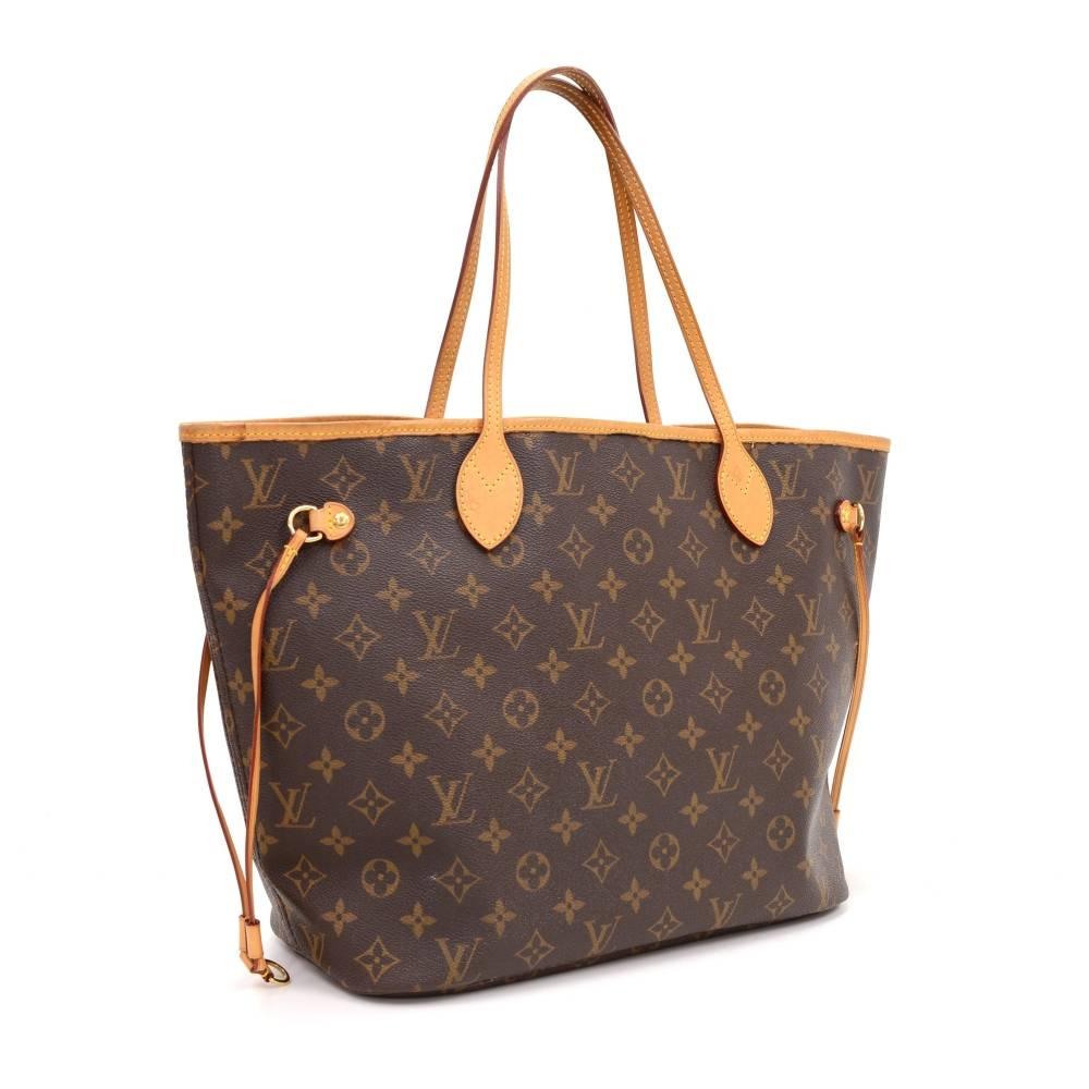 Louis Vuitton Neverfull MM tote bag in monogram canvas. Inside has 1 zipper pocket. Comes with D ring inside to attach small pouches or keys.

Made in: France
Serial Number: S A 4 0 7 8
Size: 12.6 x 11.4 x 6.5 inches or 32 x 29 x 16.5
