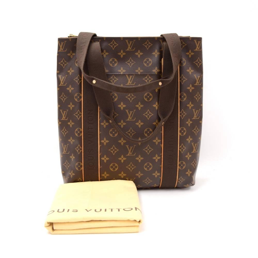 Louis Vuitton Cabas De Beaubourg tote bag in monogram canvas. It has 1 separated compartment with zipper and 1 open pocket on front. Open access with 2 pocket: 1 open and 1 for mobole or glass. It fits format A4 as all your magazines or work related