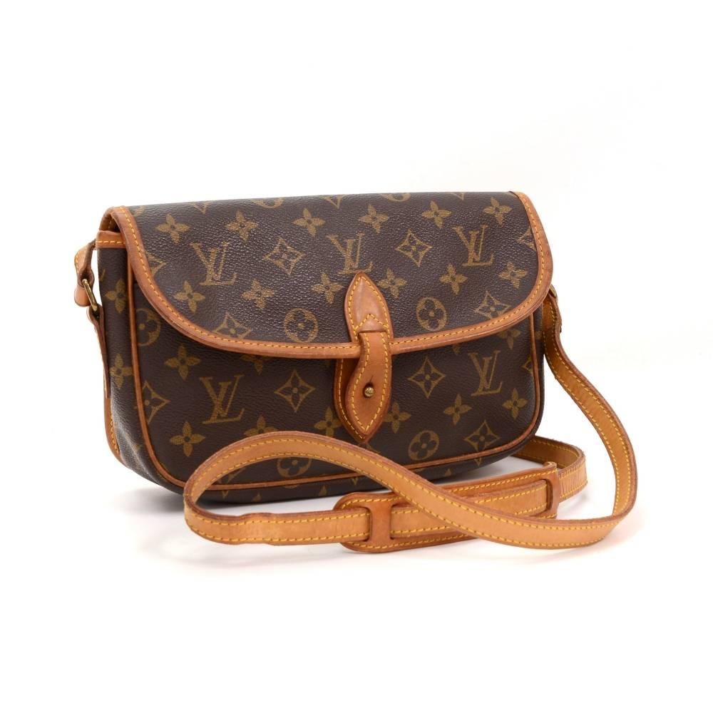 Louis Vuitton Gibeciere PM in monogram canvas. Flap top and on the back has open pocket. Underneather flap, it has 1 exterior open pocket. Inside has brown lining and 1 zipper pocket. Can be carried on shoulder or across body with adjustable strap. 