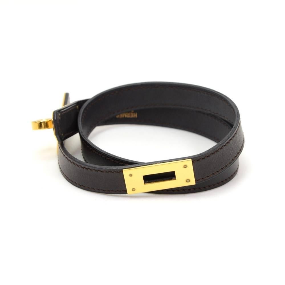 Hermes Kelly Double Tour Bracelet in black leather x gold tone hardware. Hermes Paris Made in France engraved on inside. Practical and great where you go. Size: M. Total length app 19.3 inch or 49 cm

Made in: France
Serial Number: G (2003