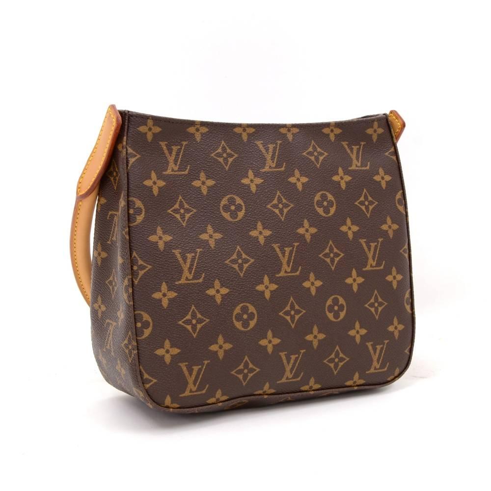 Louis Vuitton Looping MM in monogram canvas. Top is secured with a zipper. Inside has beige alkantra lining, 1 zipper pocket and 1 for mobile or glasses. Carried on one shoulder or in hand.

Made in: France
Serial Number: F L 0 0 6 4
Size: 9.4 x