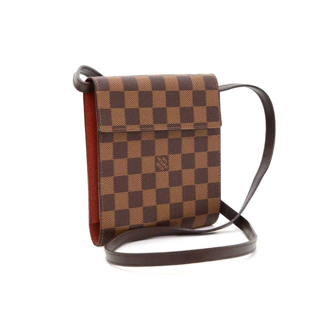 Louis Vuitton CD case in Damier canvas. It can hold 12 CD and carry on shoulder with leather strap.  

Made in: Spain
Serial Number: CA0959
Size: 6.3 x 6.3 x 1 inches or 16 x 16 x 2.5 cm
Shoulder Strap Drop: 19.9 inches or 50.5 cm
Color: