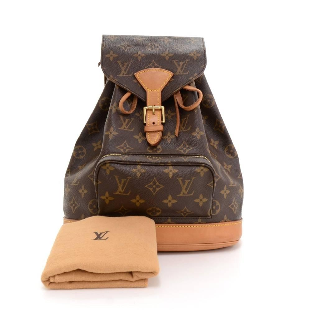 Louis Vuitton backpack Montsouris MM in Monogram canvas. It has 1 external zipper pocket on the front. Leather pull string closure with flap top for security and 1 interior open pocket. Discontinued model.

Made in: France
Serial Number: SP