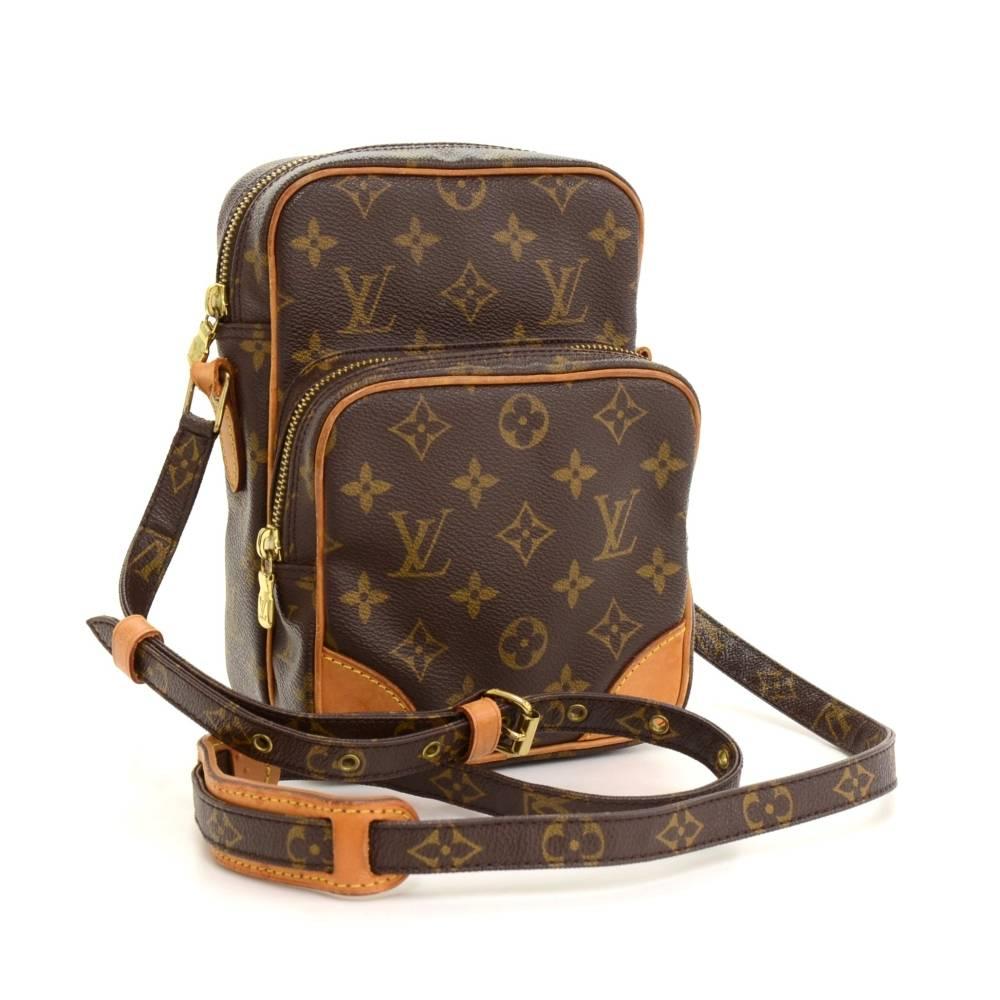 Louis Vuitton Amazone shoulder bag in monogram Canvas. Outside, it has 1 zipper pocket in front. Top secured with zipper. Inside has 1 open pocket. Very practical Louis Vuitton messenger bag.

Made in: France
Serial Number: A R 0 0 3 1
Size: 5.9