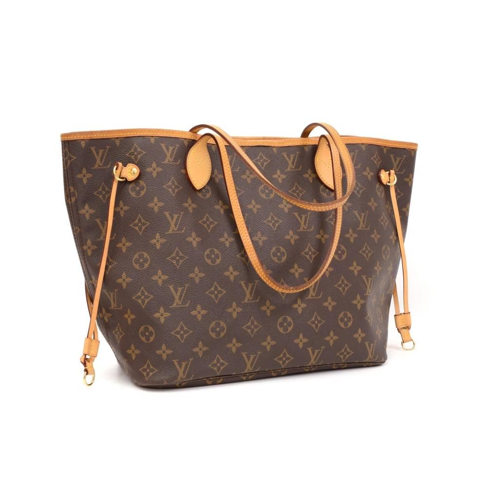 Louis Vuitton Neverfull MM tote bag in monogram canvas. Inside has 1 zipper pocket. Comes with D ring inside to attach small pouches or keys.

Made in: France
Serial Number: S A 2 0 7 9
Size: 12.6 x 11.4 x 6.5 inches or 32 x 29 x 16.5