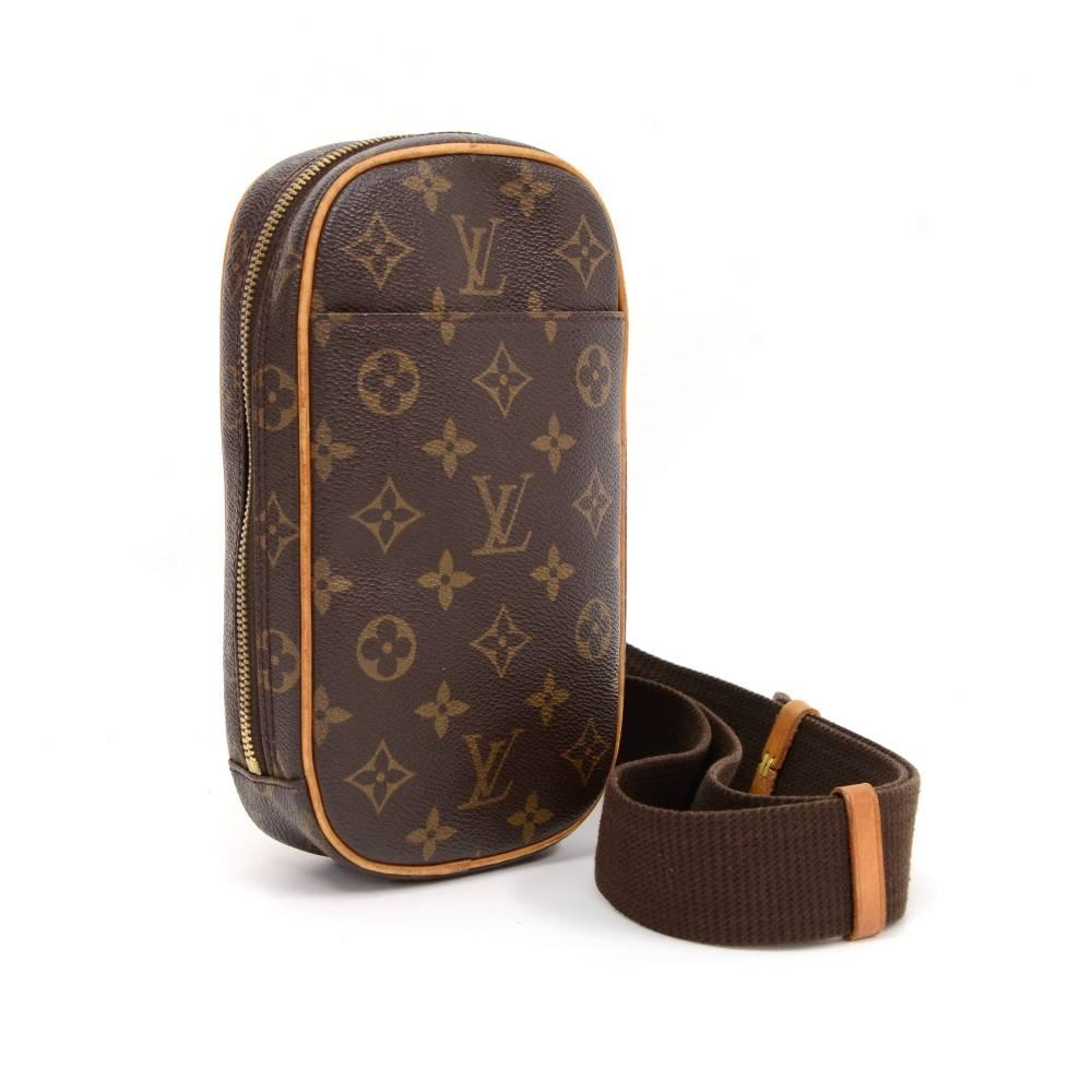 Louis Vuitton Pochette Gange messenger pochette/bag in monogram canvas. Outside has 1 open pocket. Top is double zipper closure. Can carry on shoulder or across body with adjustable strap. Very practical item.

Made in: Spain
Serial Number: