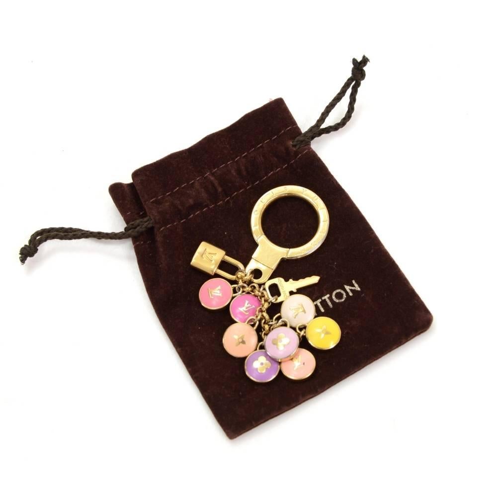 Louis Vuitton Pastilles Key holder / key chain on charm. Very simple design would make your keys easy to find. As well you can place it on your LV bag to accessorize.

Made in: Italy
Size: 3.9 x 0 x x inches or 10 x 0 x x cm
Color: Gold
Dust