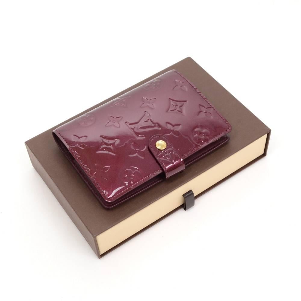 Louis Vuitton Agenda Fonctionnel PM agenda cover in vernis leather. It has 3 card slots, 2 open pocket as well 1 pen holder. It comes with address book.

Made in: Spain
Serial Number: CA4170
Size: 3.9 x 5.7 x x inches or 10 x 14.5 x x cm
Color: