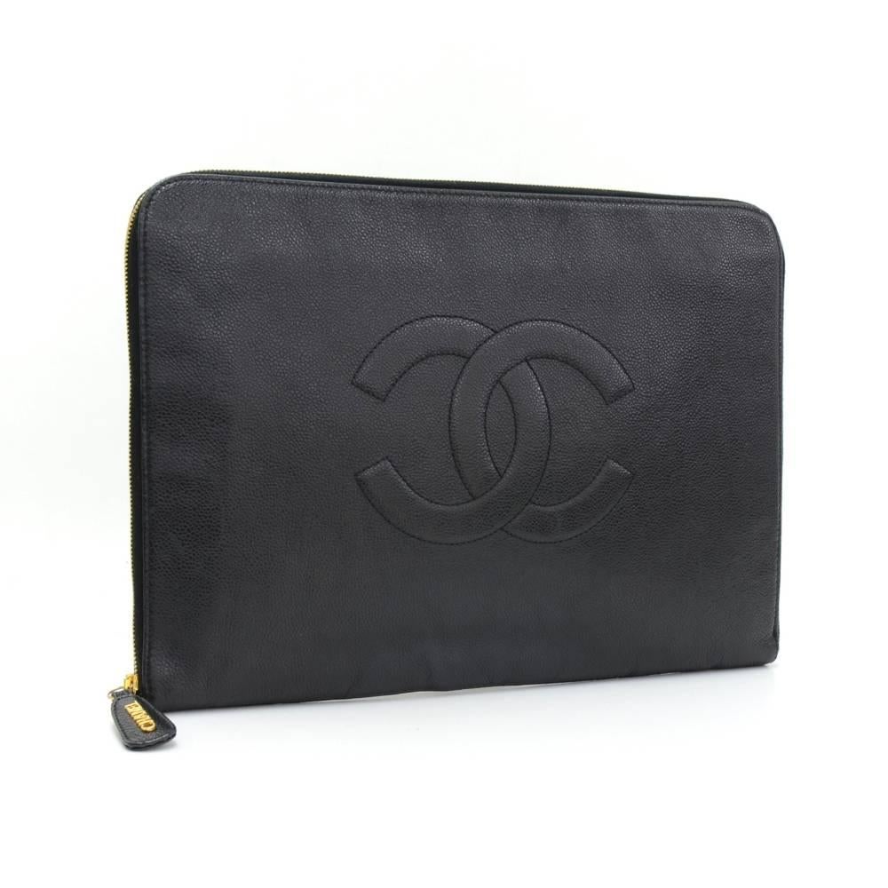 Chanel document bag in black caviar leather. It has zipper closure. Inside has 2 compartment with 1 zipper pocket on each. Very stylish item which would make a great statement wherever you go!

Made in: Italy
Serial Number: 4282706
Size: 15 x