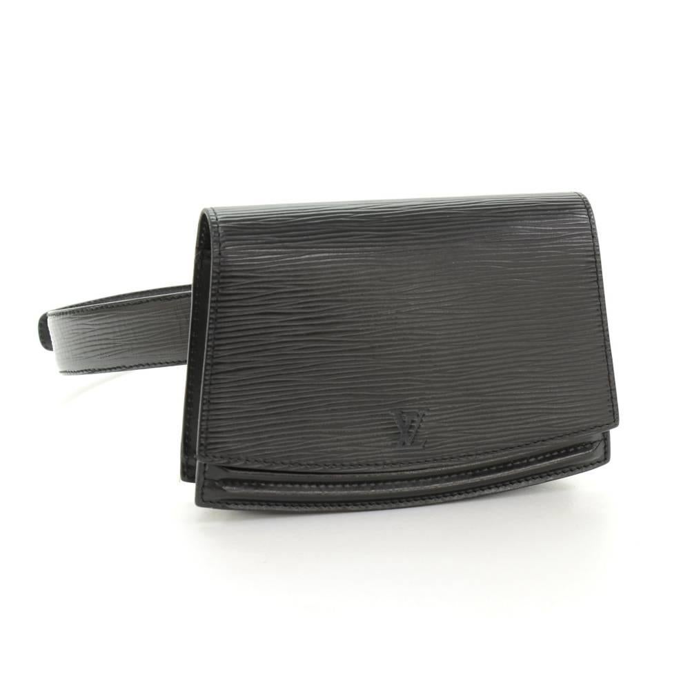 Louis Vuitton Ceinture Tilsitt Pochette in epi leather with stud closure flap. It can also be worn around the waist. Very stylish.Belt size: 85/34 stamped. Adjustable between app 29.9 - 33.9 inches or 76 - 86 cm.

Made in: France
Serial Number: .