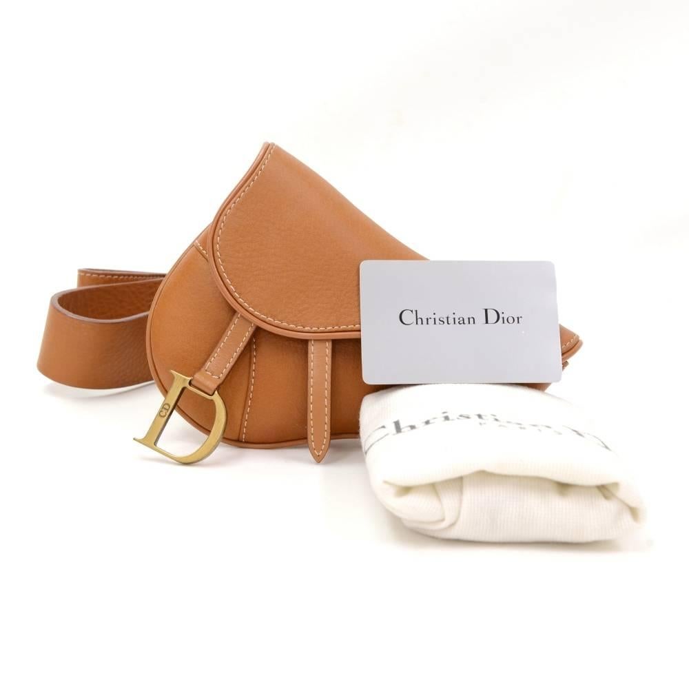 Christian Dior saddle bag in brown leather. Main access is secured with flap and stud closure. Comfortably worn around waist.Belt size: 85 stamped. Adjustable app from 29.5 - 32.9 inches or 75 - 83.5 cm

Made in: Italy
Serial Number: