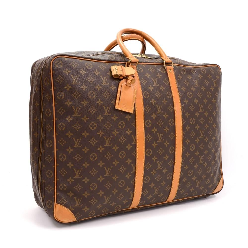 Louis Vuitton Sirius 60 travel bag in monogram canvas. Inside is washable lining and has 1 large open slip in pocket and 1 rubber band to store clothing or documents in place. Perfect size to carry all your precious traveling goods. It comes with