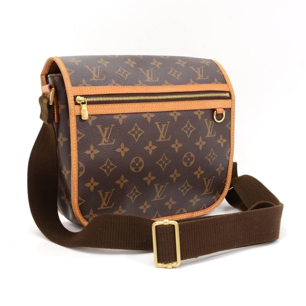 Louis Vuitton Messenger Bosphore PM bag in monogram Canvas. Outside, it has 1 zipper pocket in front. Top secured with flap. Underbeneath it, it has 1 exterior open pocket. Inside has 1 open pocket and 1 for mobile or glasses. Very practical Louis