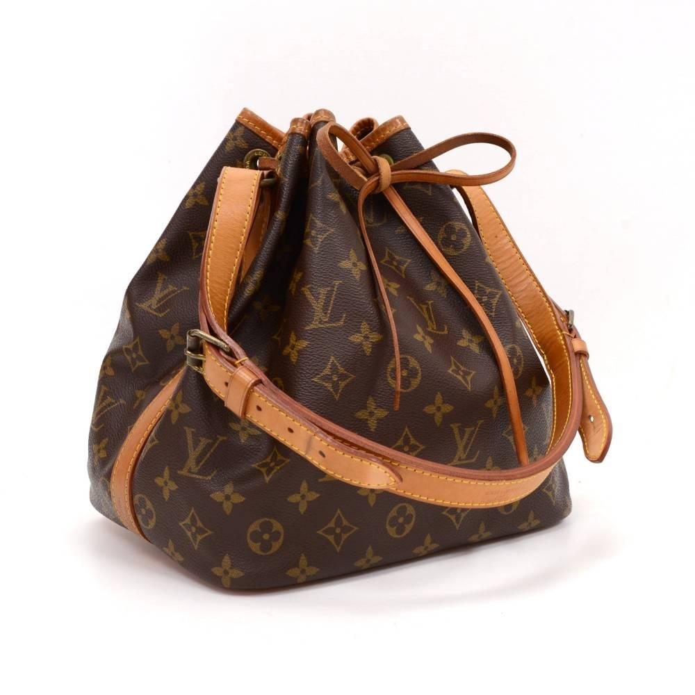 Louis Vuitton Petit Noe in monogram canvas. It has adjustable cowhide leather shoulder strap and tie up string closure. Inside is brown lining. The famous champagne bag created in 1932 makes Noé a true classic. 

Made in: France
Serial Number: