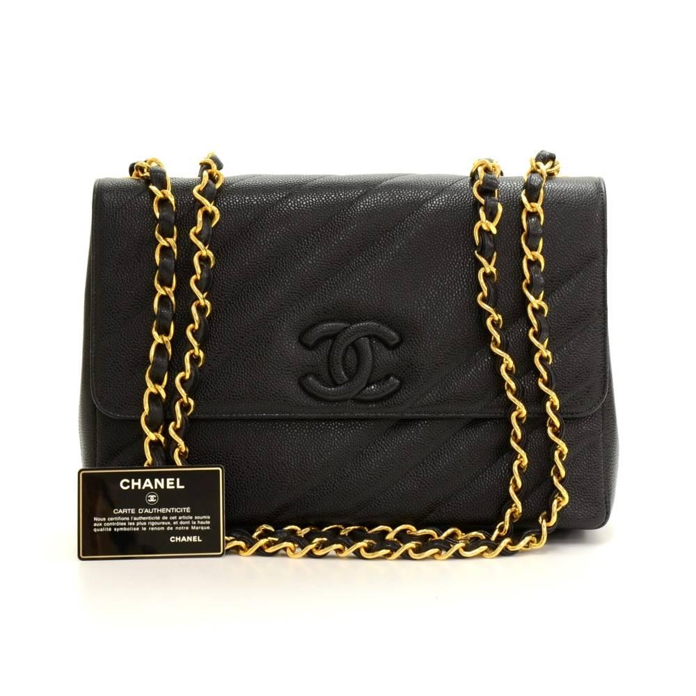 Chanel Jumbo in black quilted caviar leather. It has flap top with large CC magnetic lock on the front. Outside on the back has 1 open side pocket. Inside has black leather lining and 2 pockets: 1 zipper and 1 open. Comfortably carried on shoulder