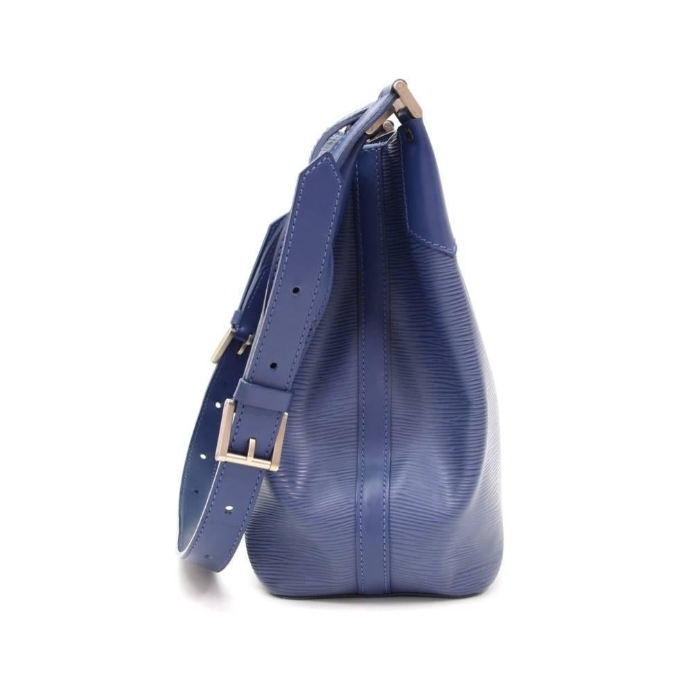 Louis Vuitton Mandara MM Myrtille Blue Epi Leather Shoulder Bag In Excellent Condition In Fukuoka, Kyushu