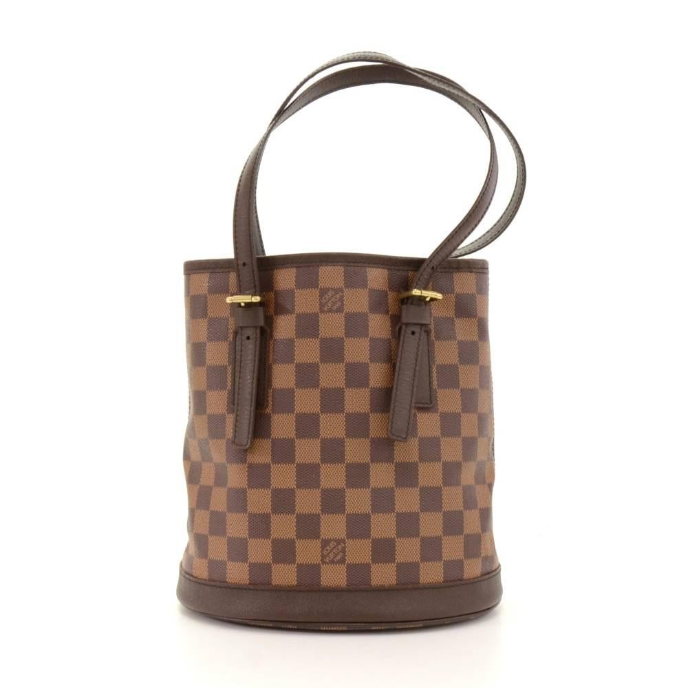 Louis Vuitton Marais in Damier canvas. Inside has 2 zipper pockets. Supple and spacious bag carried on shoulder or in hand. Very popular design. It comes with small matching pouch.

Made in: France
Serial Number: A R 0 9 7 7
Size: 9.1 x 9.8 x