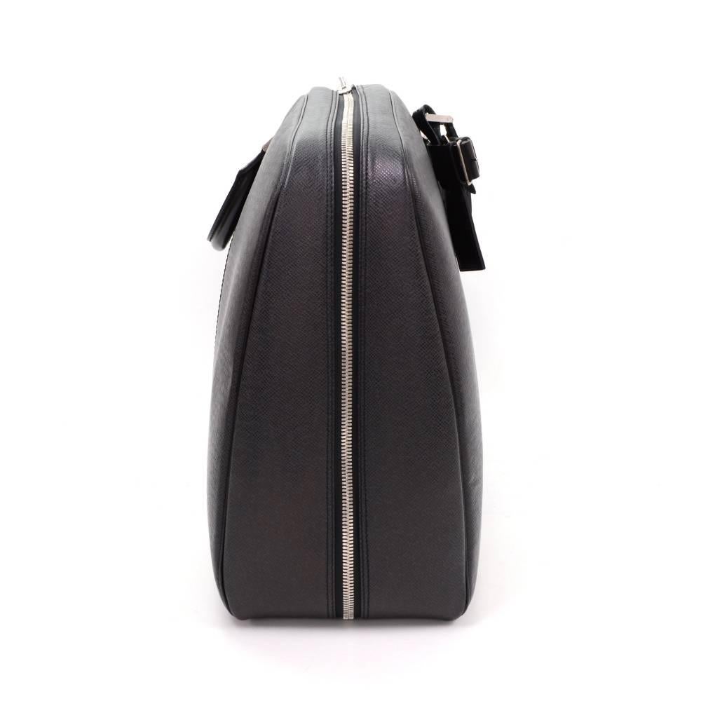 Women's or Men's Louis Vuitton Helanga 1 Poche Epicea Black Taiga Travel Bag