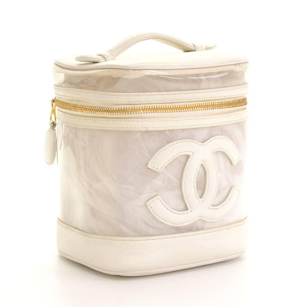 Chanel vanity cosmetic bag in white leather. Top is secured with zipper. Inside is in white lambskin lining and one open pocket. Carried in hand. Simple and functional. 

Made in: Italy
Serial Number: 3451598
Size: 5.9 x 6.5 x 4.7 inches or 15 x