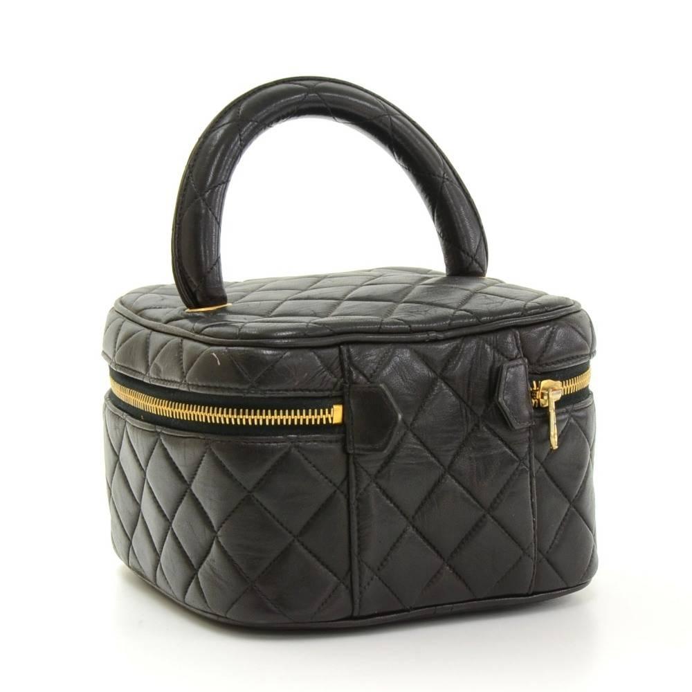 Vintage Chanel Vanity Black Quilted Leather Cosmetic Hand Bag In Good Condition In Fukuoka, Kyushu