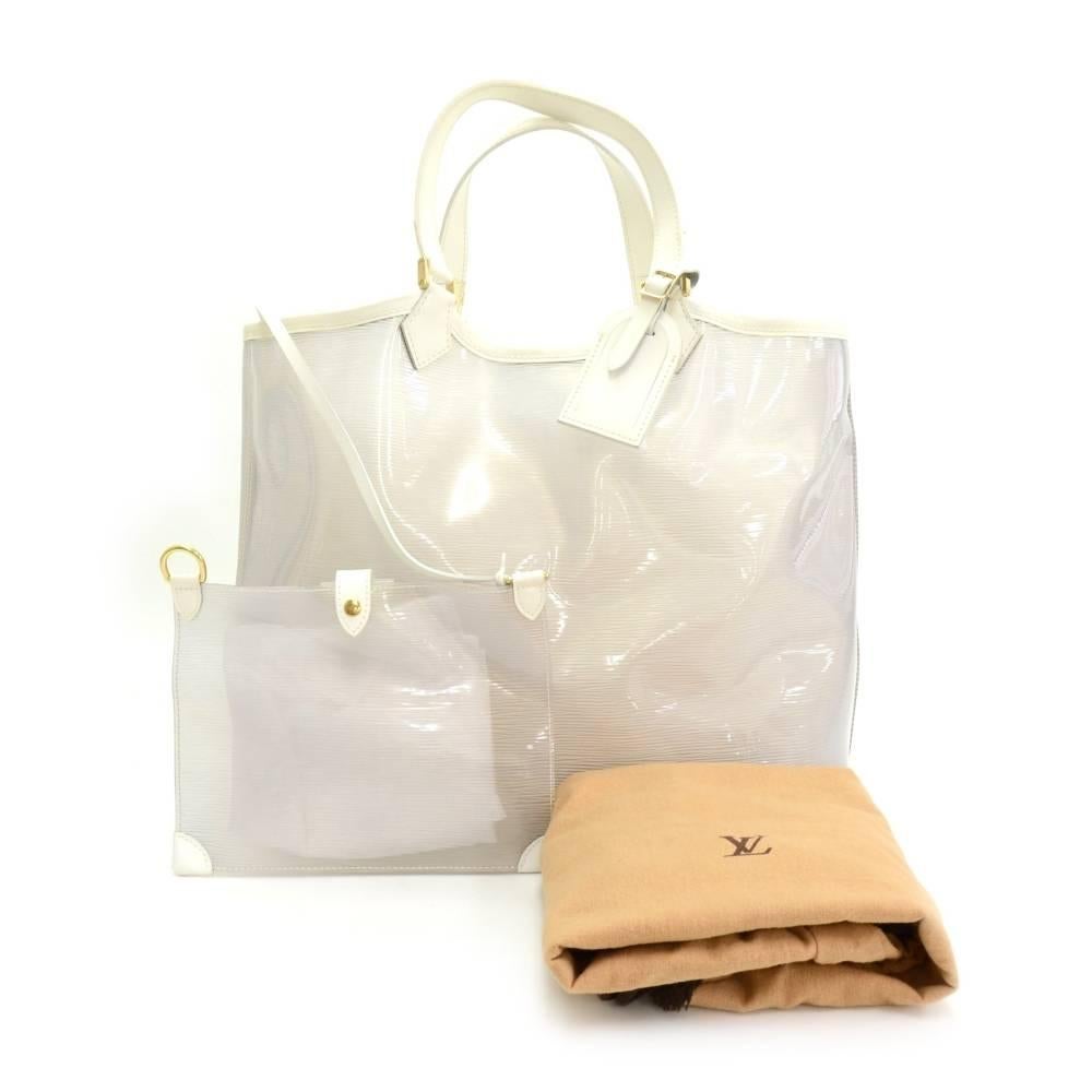 Louis Vuitton PLAGE BEACH GM beach bag in white epi vinyl. It was limited to the years 2000-2001 and discontinued Cruise collection. Very sturdy vinyl material in epi texture has white leather lining on the side. Extremely rare bag to findComes with