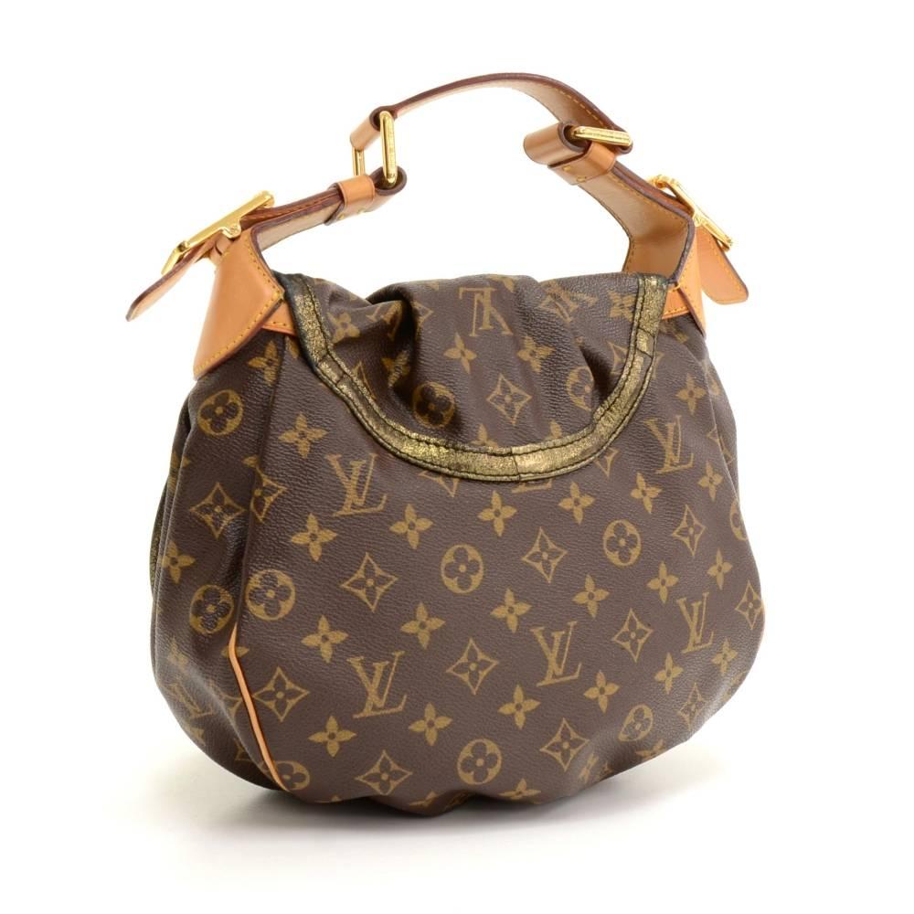  Louis Vuitton Kalahari PM handbag in monogram Canvas. It has flap closure with limited charm on front. Inside is in dark brown alkantra lining with 1 open and 1 pocket for mobile or glass. Limited edition from the Louis Vuitton 2009 Spring Summer