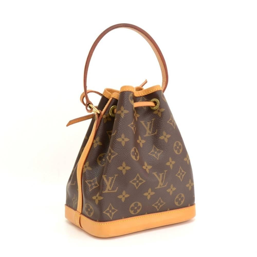 Louis Vuitton MINI NOE a smaller-scale interpretation of the famous champagne bag created in 1932, Mini Noé is styled in monogram canvas. Leather strap closure. It is carried on hand.  

Made in: France
Serial Number: A R 0 0 2 4
Size: 7.1 x