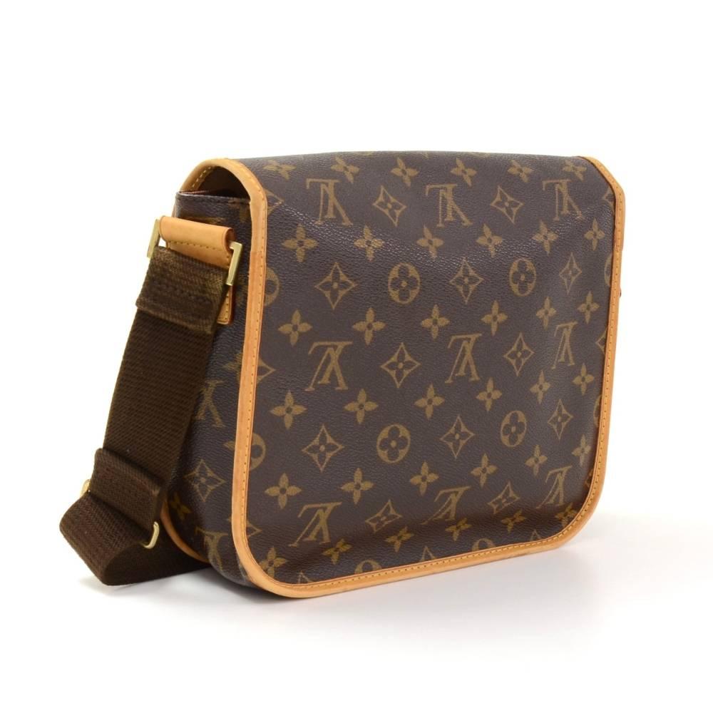 Louis Vuitton Messenger Bosphore PM bag in monogram Canvas. Outside, it has 1 zipper pocket in front. Top secured with flap. Underbeneath it, it has 1 exterior open pocket. Inside has 1 open pocket and 1 for mobile or glasses. Very practical Louis