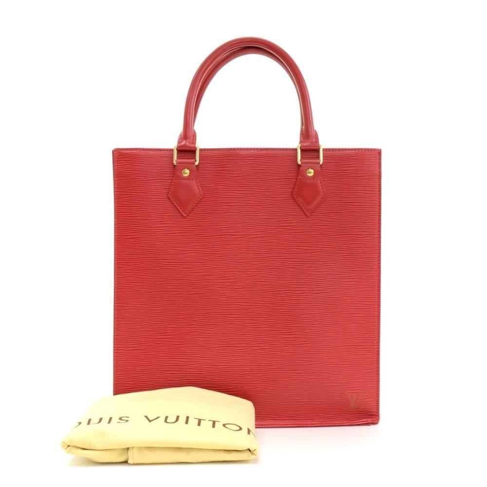 Item Description
This is Louis Vuitton bag in Red Epi leather. Inside has 1 open pocket and 1 for mobile or glasses. Generously dimensioned to carry all your daily necessities. It fits all your magazines or work related paperwork.

Made in: