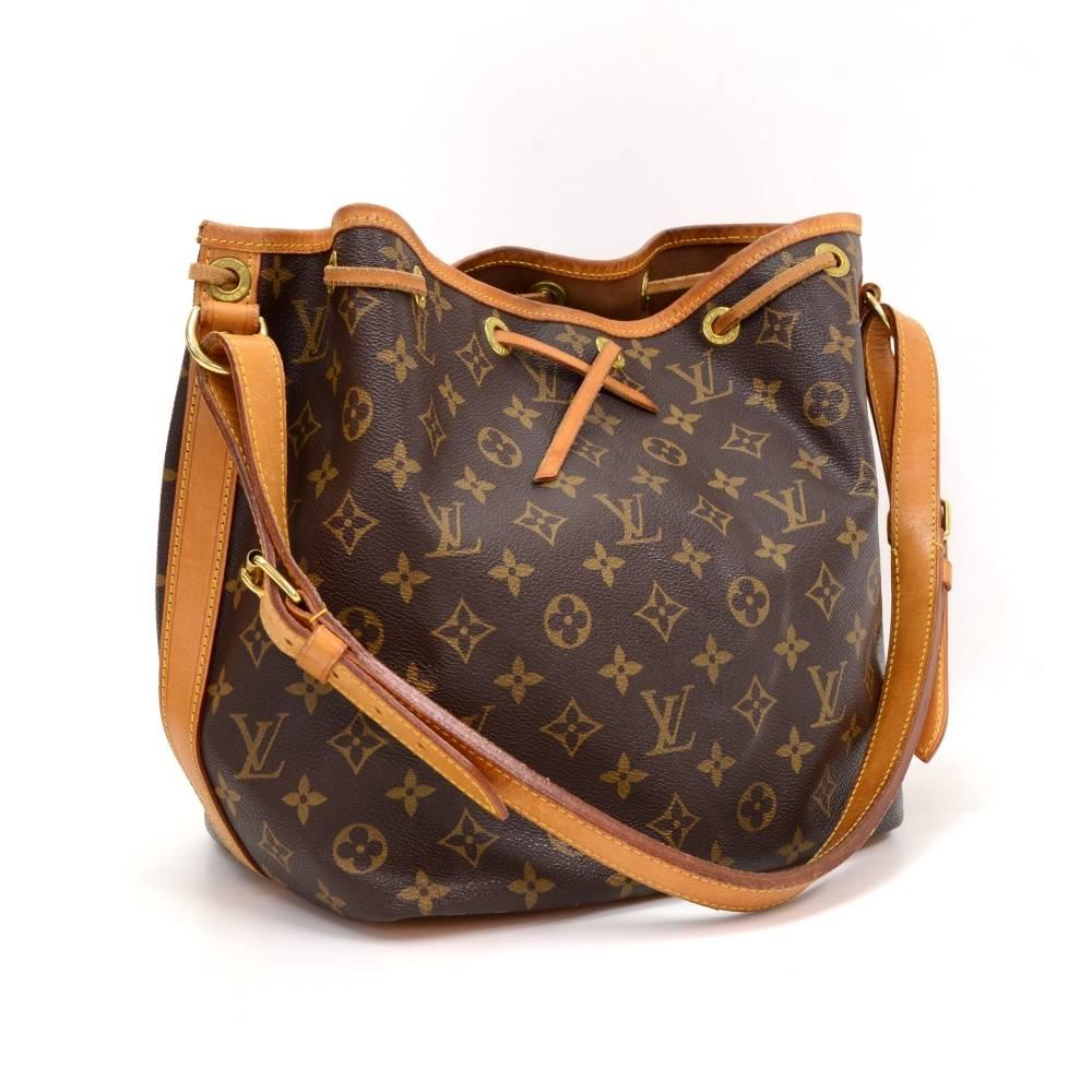 Louis Vuitton Petit Noe in monogram canvas. It has adjustable cowhide leather shoulder strap and tie up string closure. Inside is brown lining. The famous champagne bag created in 1932 makes Noé a true classic. 

Made in: France
Serial Number: A