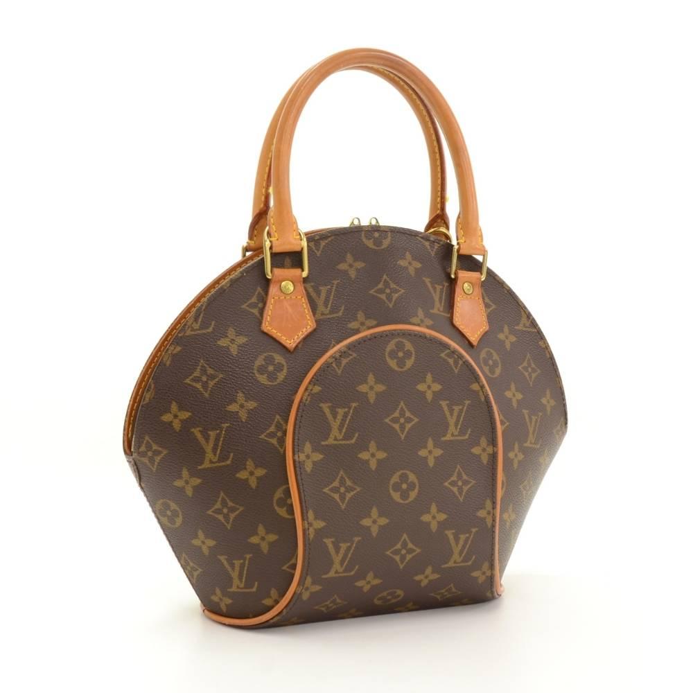 Louis Vuitton Ellipse PM in monogram canvas. Easy access secured with double zipper and spacious interior for all your goods. Inside is one open pocket and brown lining. Discontinued item in unique shape. 

Made in: France
Serial Number: