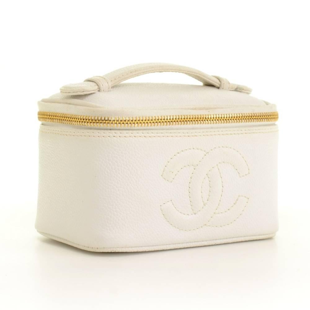 Chanel caviar leather vanity case. Main secured with a zipper. Inside has leather lining, built in mirror on the top and rubber bands.

Made in: Italy
Serial Number: 4695140
Size: 5.9 x 3.5 x 3.5 inches or 15 x 9 x 9 cm
Color: White
Dust bag: 